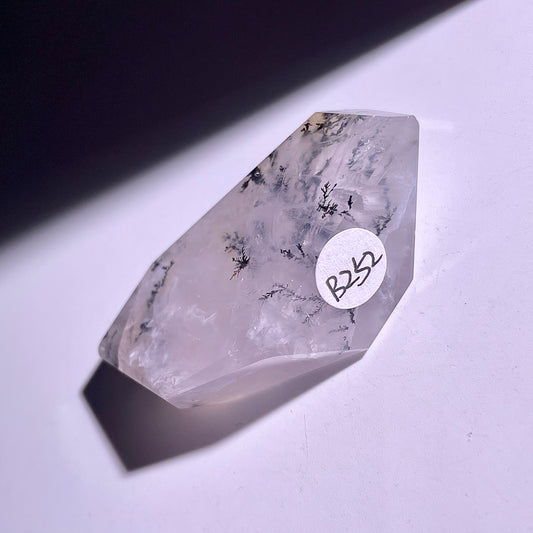 B252◇1点物◇瑪瑙の小樹 不規則◇57×29×15mm◇天然石・鉱物・パワーストーン